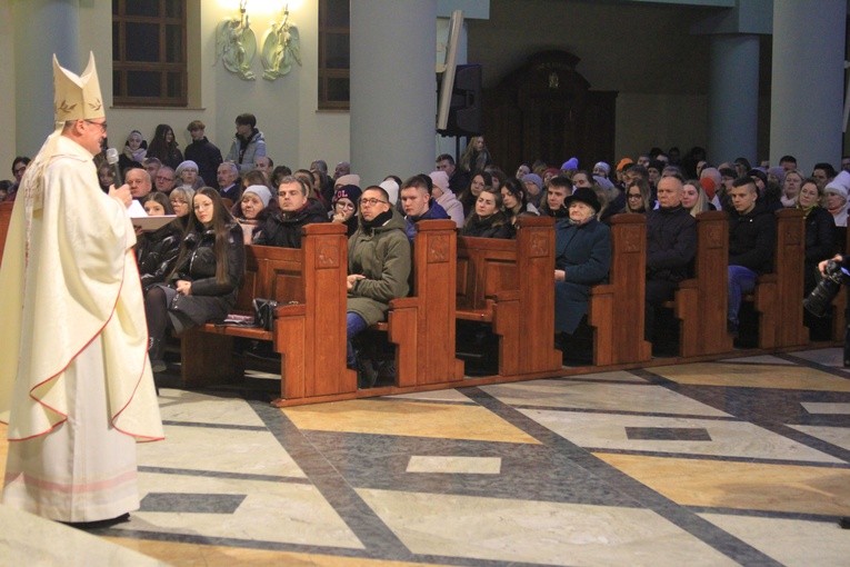 Ciechanów. Spotkanie biskupa Szymona z młodzieżą