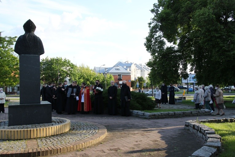 Płock. Modlitwa przy pomniku błogosławionego męczennika
