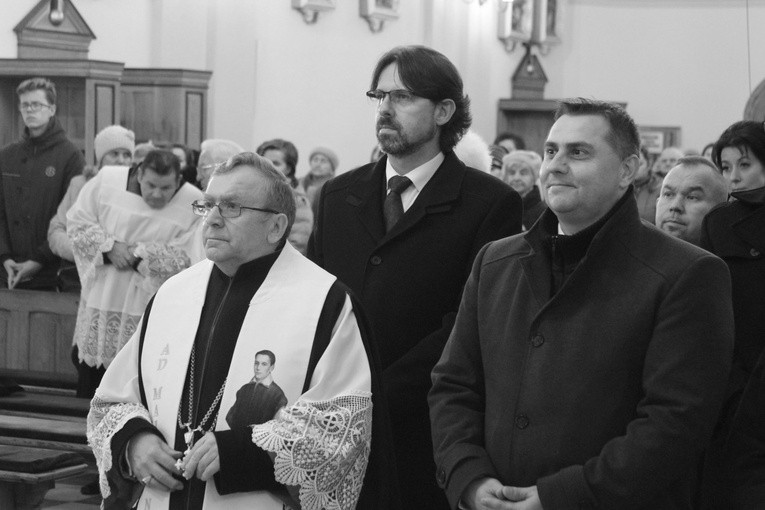 W grudniu 2018 r. burmistrz Andrzej Samoraj i ks. kan. Andrzej Kucharczyk w czasie uroczystości ogłoszenia patronem miasta św. Stanisława Kostki.