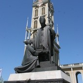 Pomnik byłego kustosza sanktuarium w Licheniu został zasłonięty
