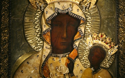 Obraz Matki Bożej Częstochowskiej od 300 lat z papieskimi koronami