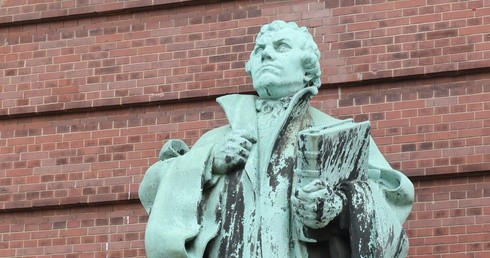 Marcin Luter przedstawiony na pomniku