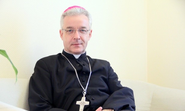 Bp Lechowicz: Polska ulega laicyzacji w przyspieszonym tempie