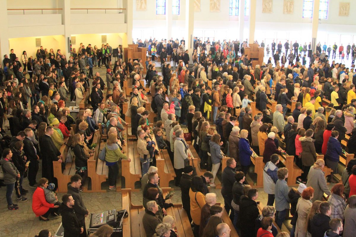 CBOS 37 Polaków chodzi do kościoła co niedzielę